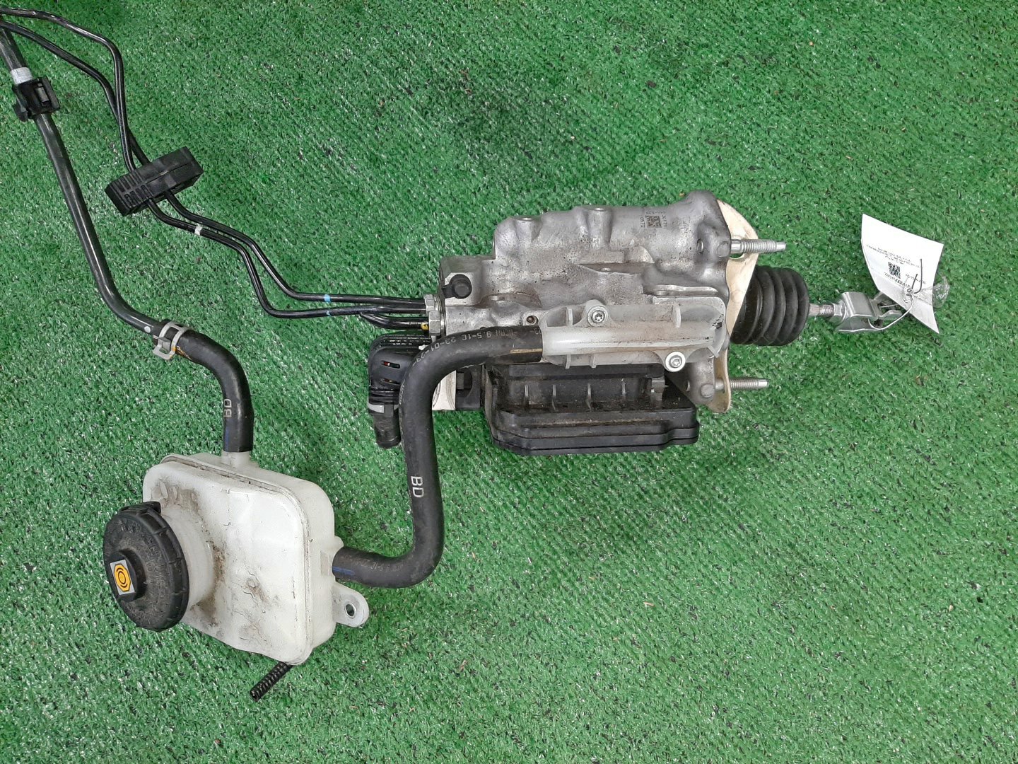 Главный тормозной цилиндр HONDA VEZEL RV5 LEC 57300-3N0-J020-M1/3C17C-1544-J030 3 ракурс