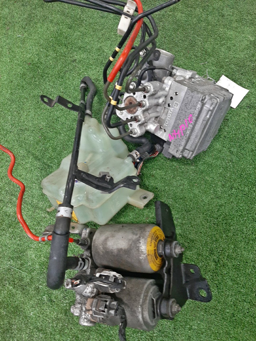 Блок abs TOYOTA AQUA NHP10 1NZ-FXE 47210-52010 3 ракурс