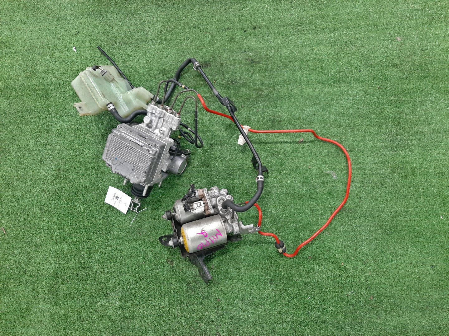 Блок abs TOYOTA AQUA NHP10 1NZ-FXE 47210-52030 2 ракурс