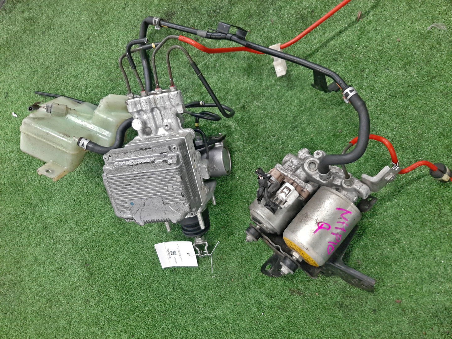 Блок abs TOYOTA AQUA NHP10 1NZ-FXE 47210-52030 3 ракурс