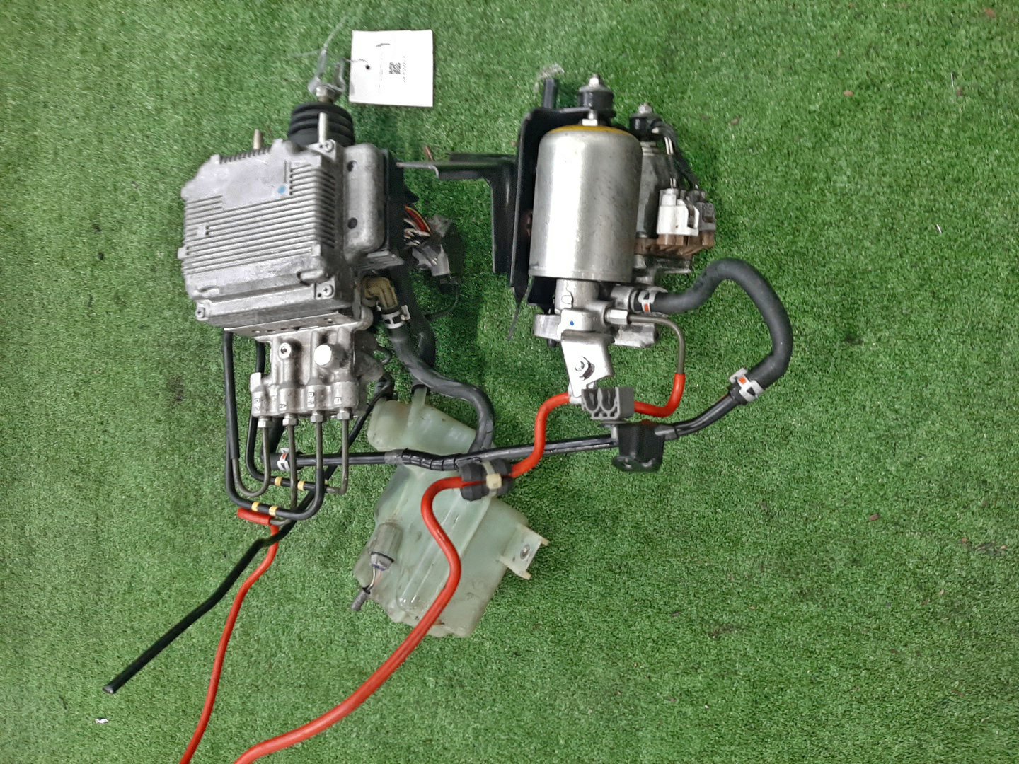 Блок abs TOYOTA AQUA NHP10 1NZ-FXE 47210-52030 3 ракурс