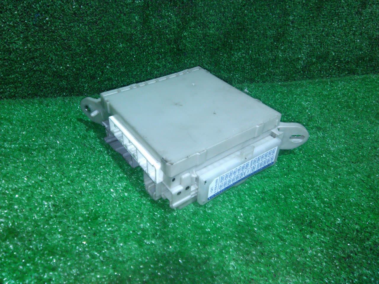 Блок предохранителей LEXUS LS460 USF40 1UR-FSE 82730-50150A 1 ракурс
