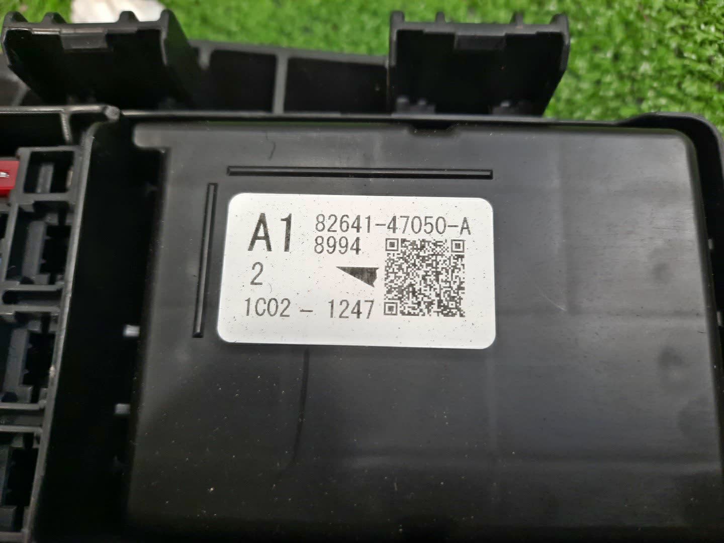 Блок предохранителей LEXUS UX300E KMA10 4KM 82641-47050 3 ракурс