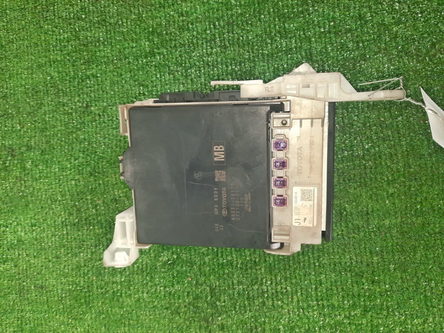 Блок предохранителей LEXUS UX300E KMA10 89221-76170 1 ракурс