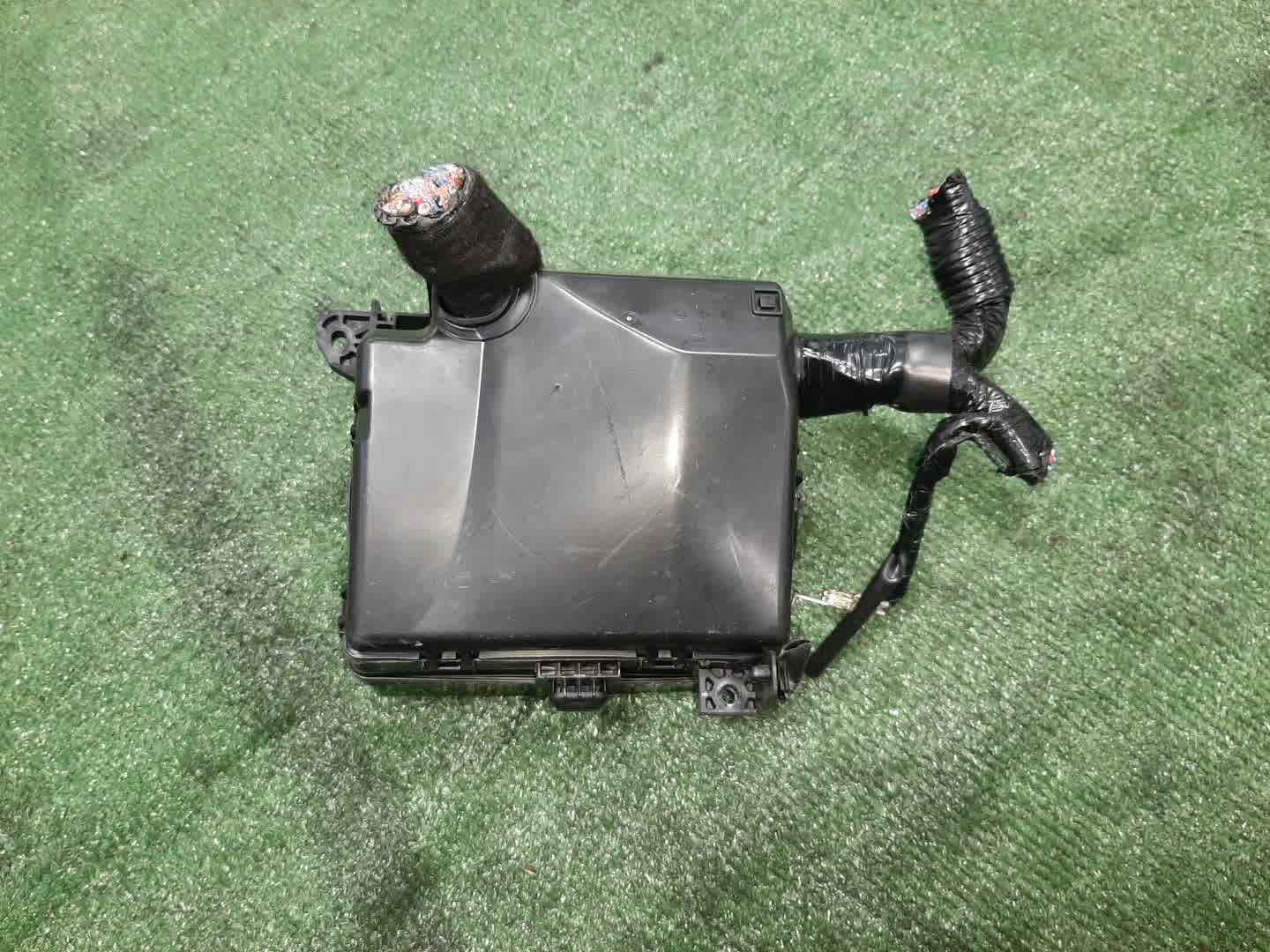 Блок предохранителей MITSUBISHI DELICA D5 CV1W 4N14 8565A443 2 ракурс