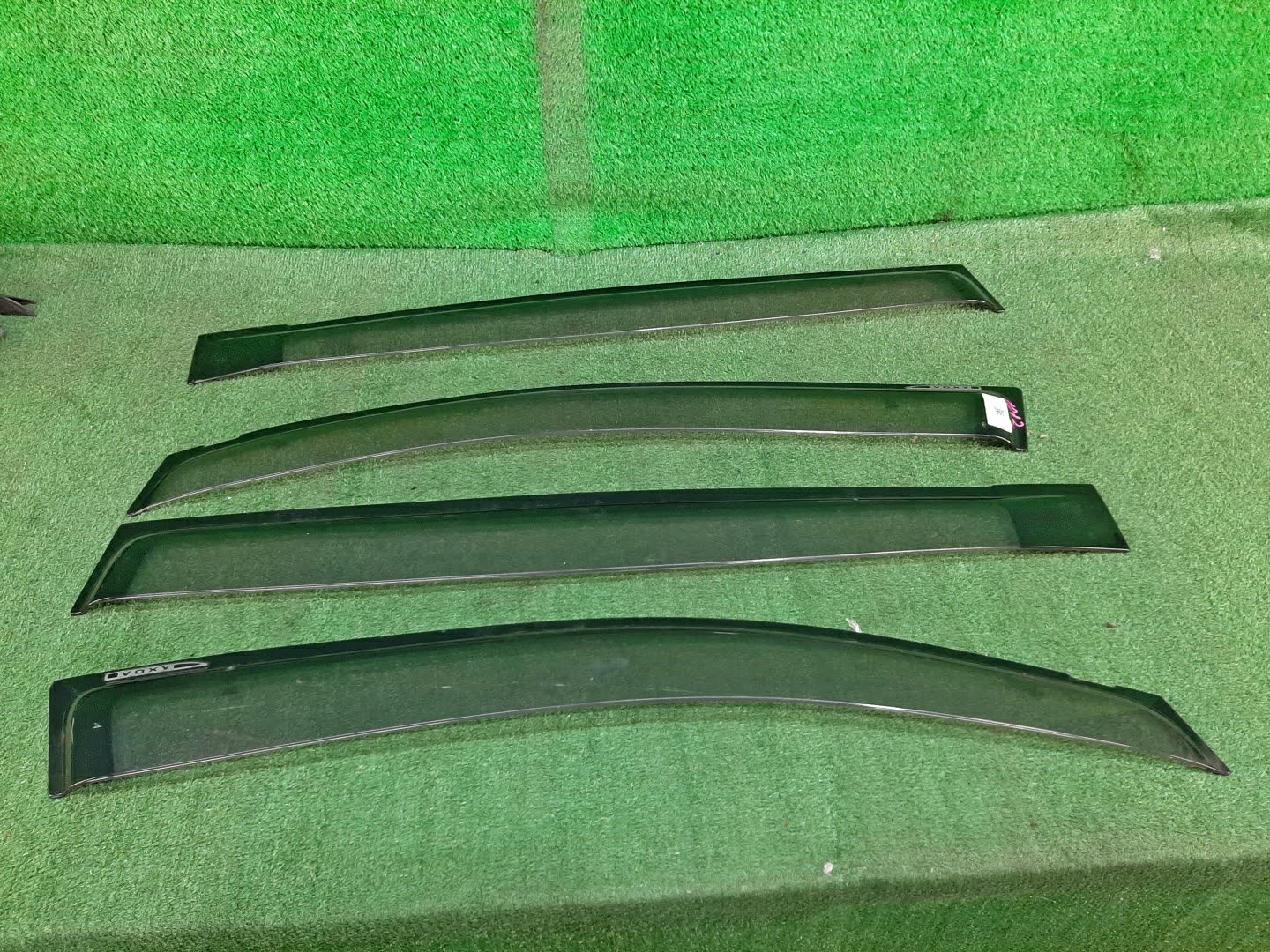 Ветровик TOYOTA VOXY ZRR70G 1012 1 ракурс