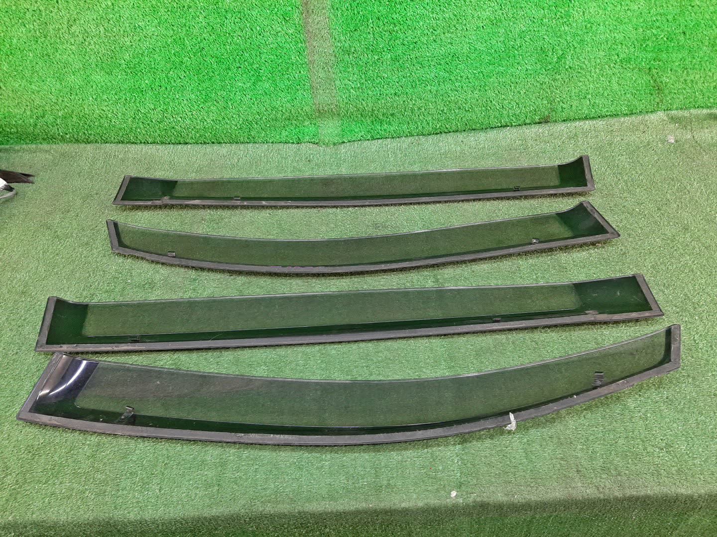 Ветровик TOYOTA VOXY ZRR70G 1012 2 ракурс