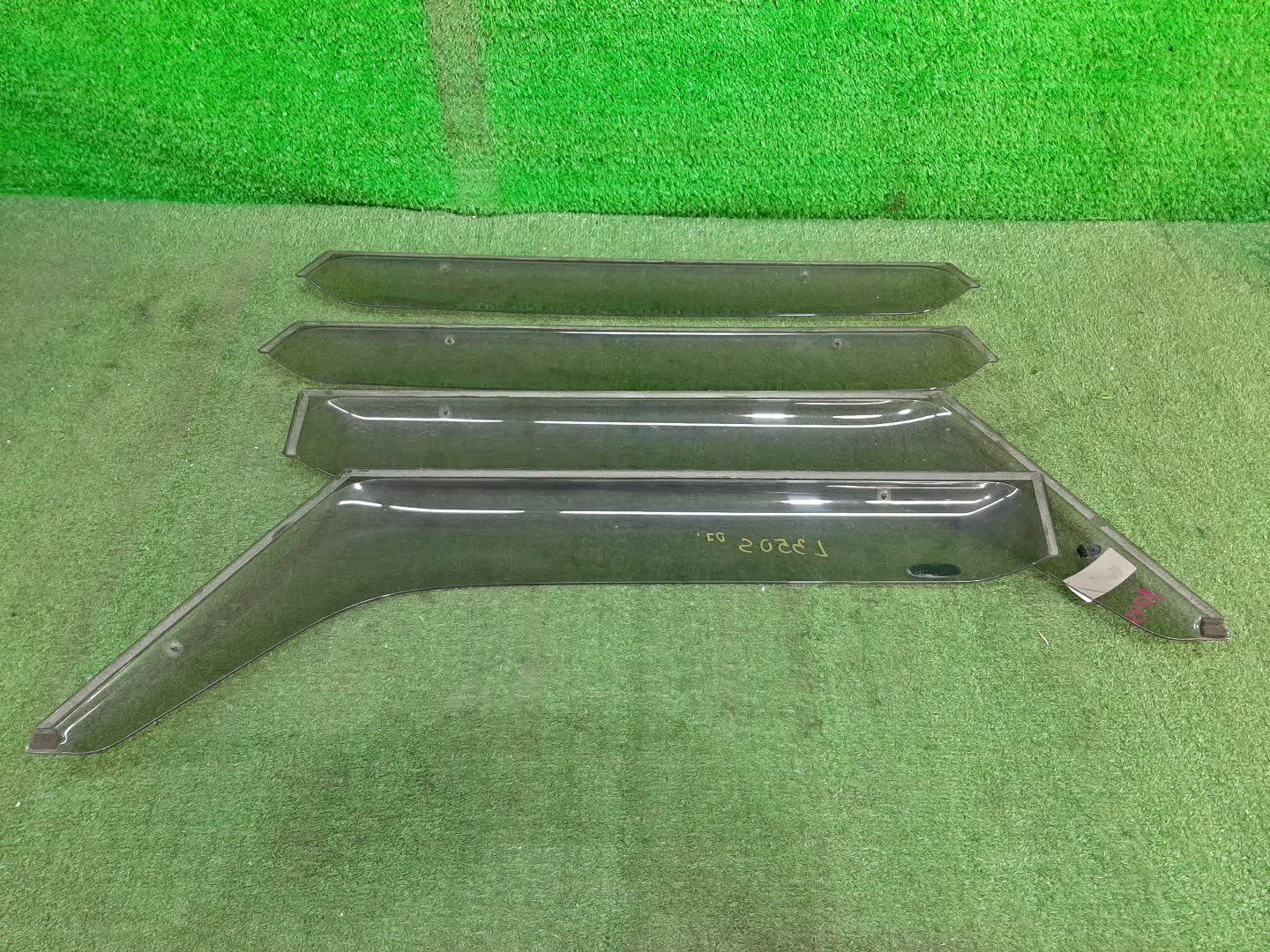 Ветровик DAIHATSU TANTO L350S 1043 2 ракурс