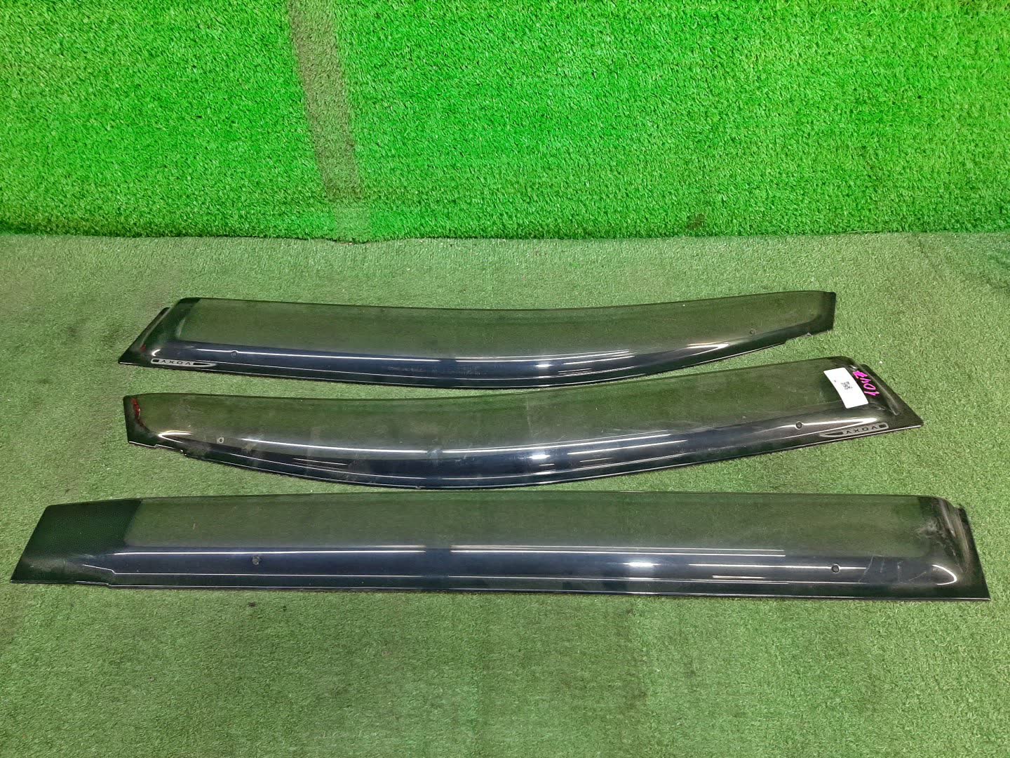 Ветровик TOYOTA VOXY ZRR70G 1047 1 ракурс