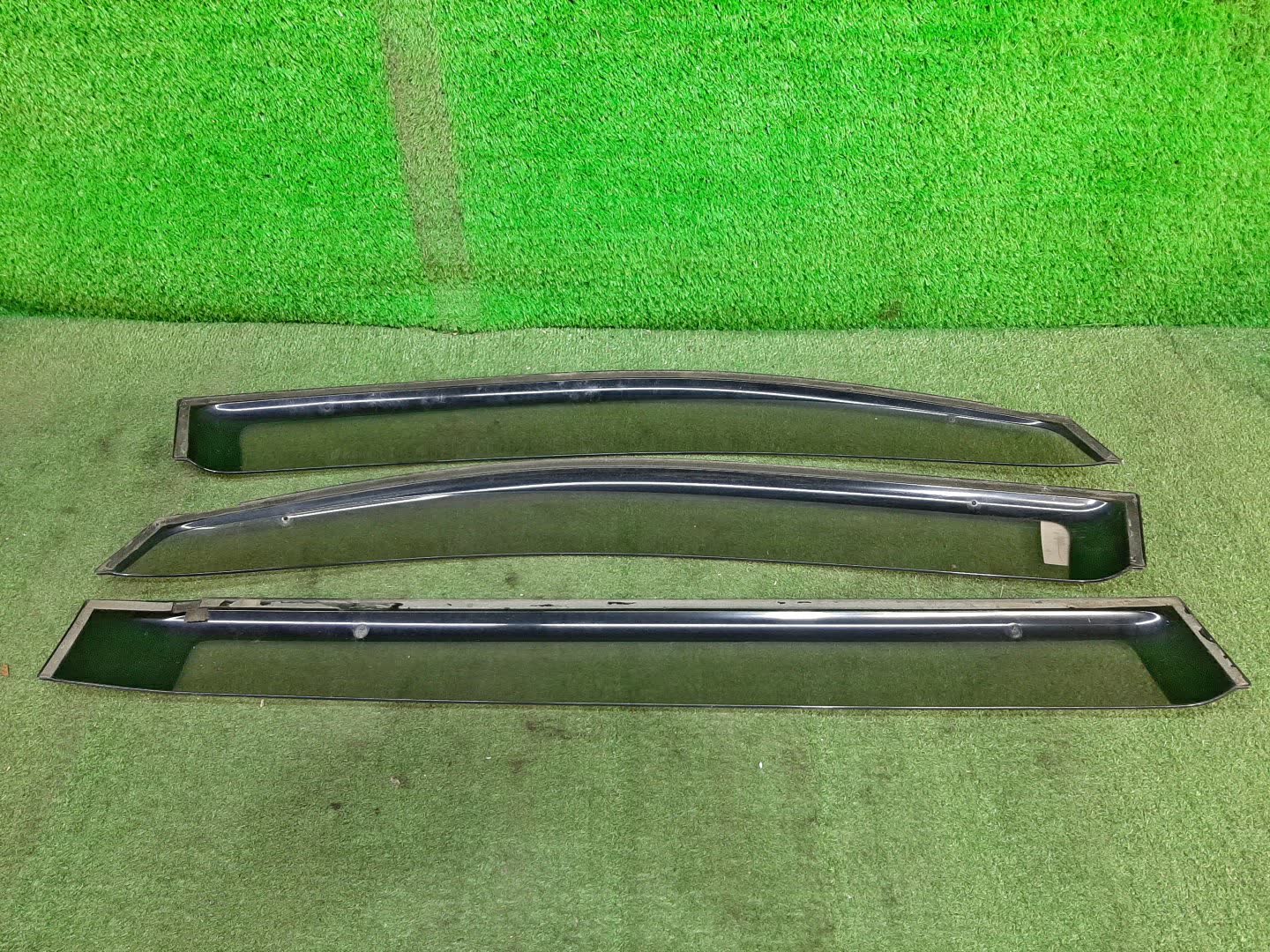 Ветровик TOYOTA VOXY ZRR70G 1047 2 ракурс