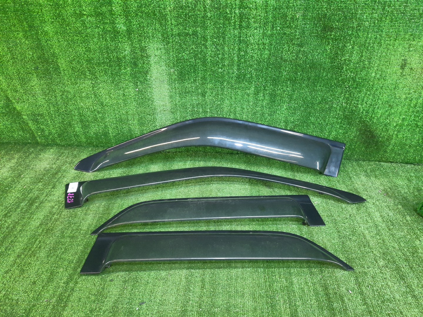 Ветровик ISUZU WIZARD UES25FW 1278 1 ракурс Ветровик ISUZU WIZARD UES25FW 1278 1 ракурс