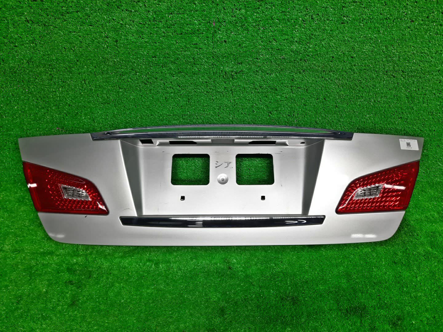 Вставка между стопов задняя NISSAN FUGA Y50 84810 EJ70A 1 ракурс