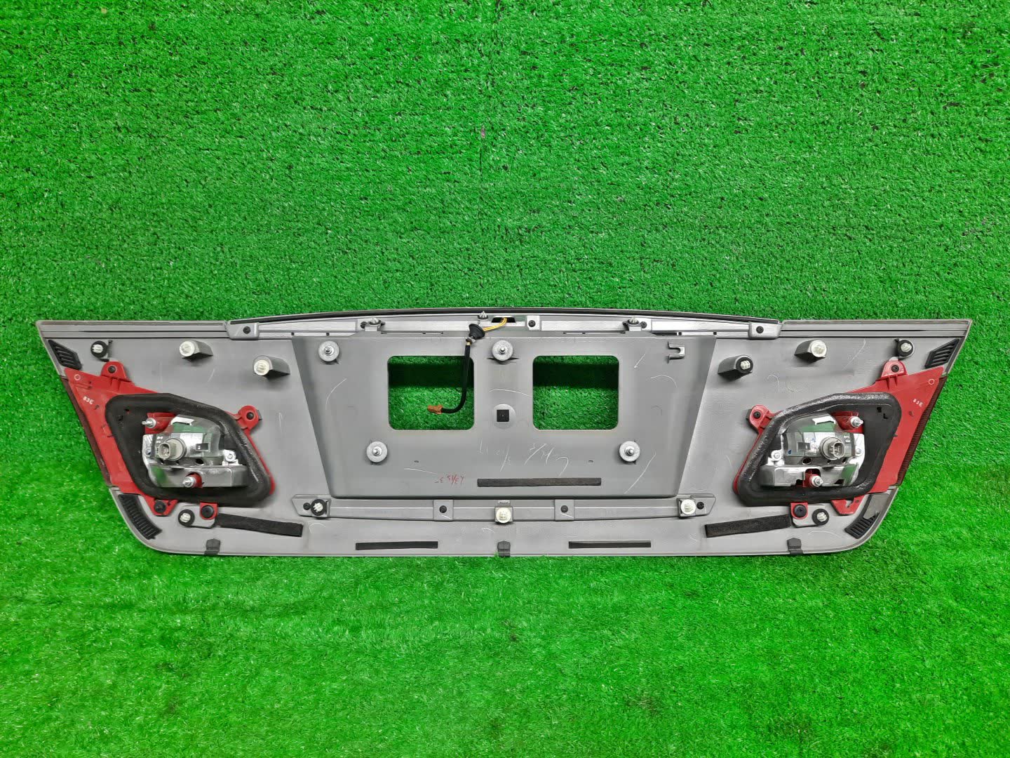 Вставка между стопов задняя NISSAN FUGA Y50 84810 EJ70A 2 ракурс