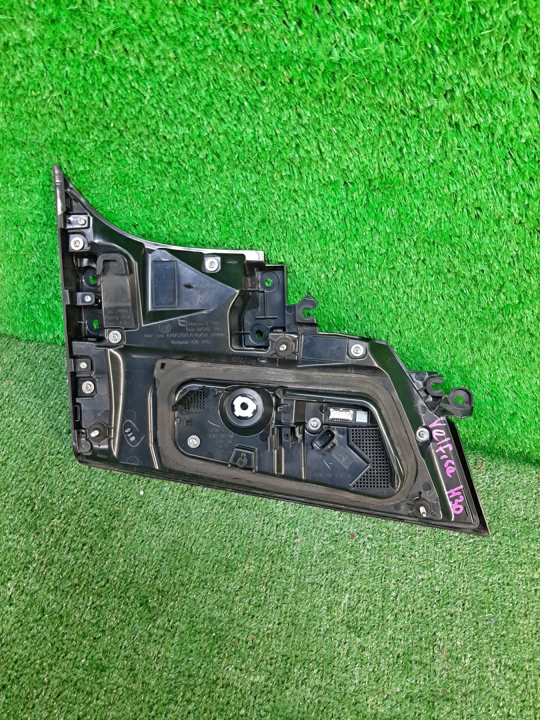 Вставка между стопов правая задняя TOYOTA VELLFIRE AGH35W, AYH30W, AGH30W, GGH30W 5 ракурс