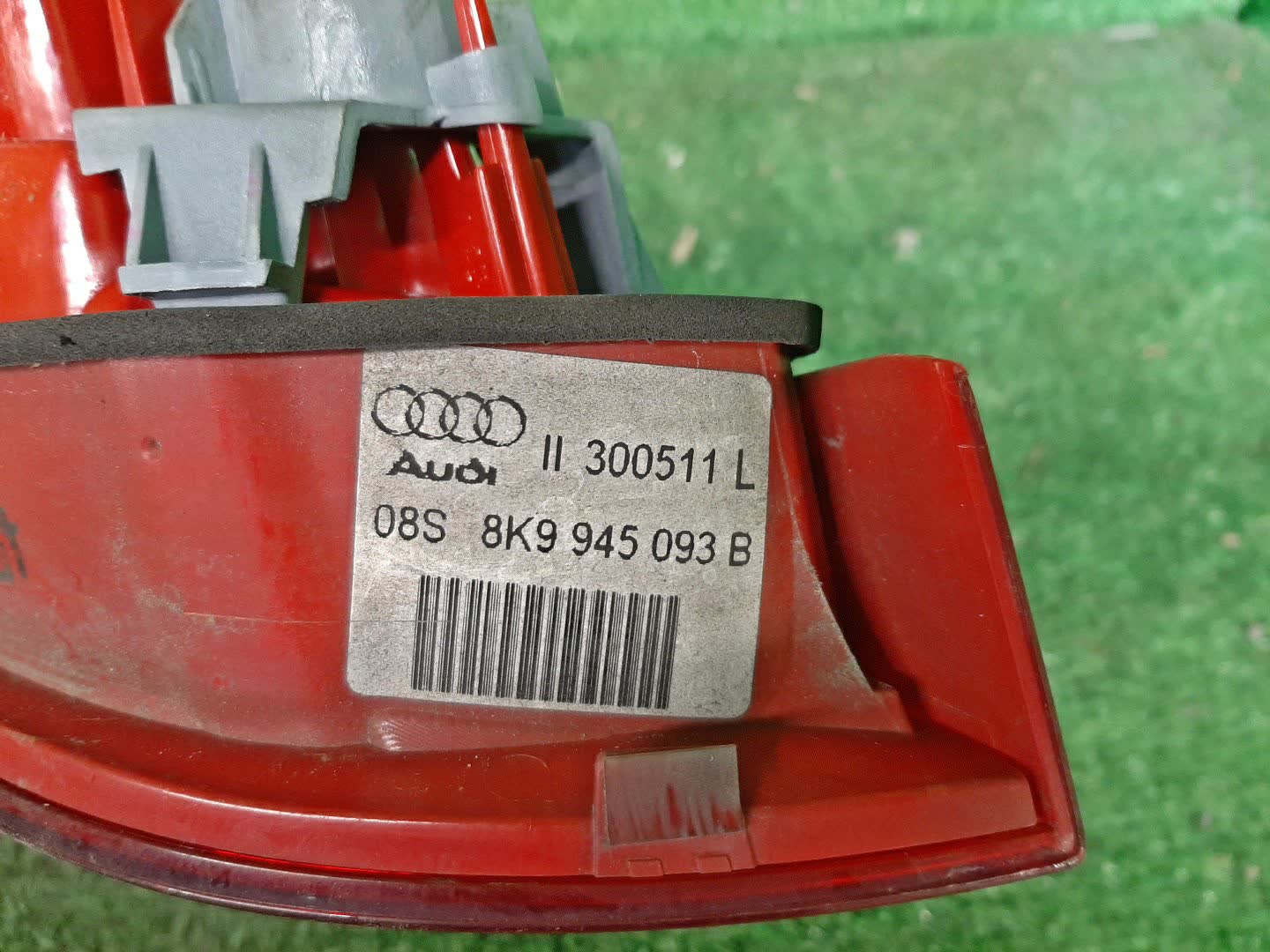 Вставка между стопов левая задняя AUDI A4 8K2 3 ракурс