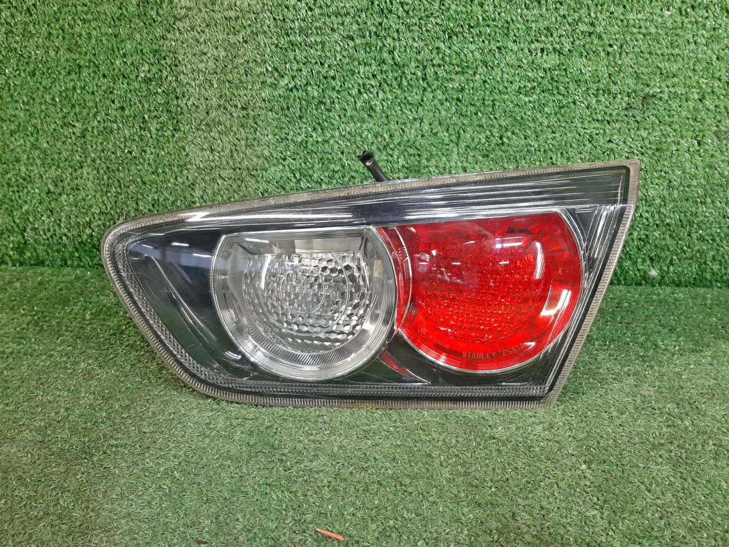 Вставка между стопов правая задняя MITSUBISHI GALANT FORTIS CY4A 1 ракурс Вставка между стопов правая задняя MITSUBISHI GALANT FORTIS CY4A 1 ракурс