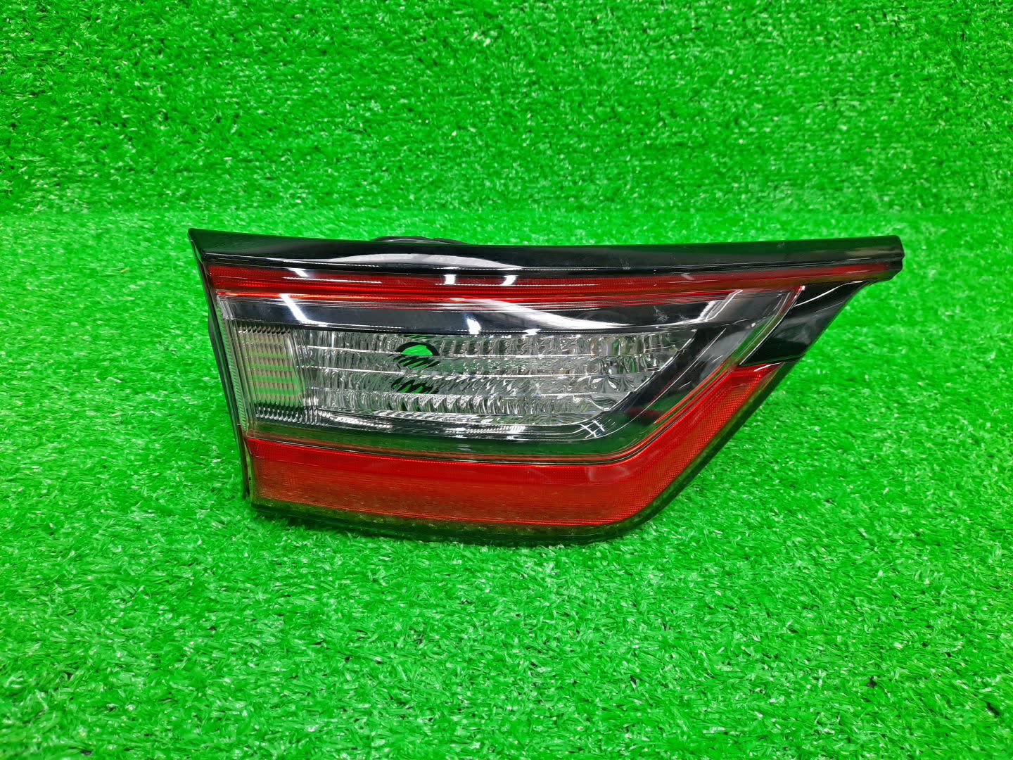 Вставка между стопов левая задняя TOYOTA HARRIER ASU60W 81591-48261,81590-48261 1 ракурс