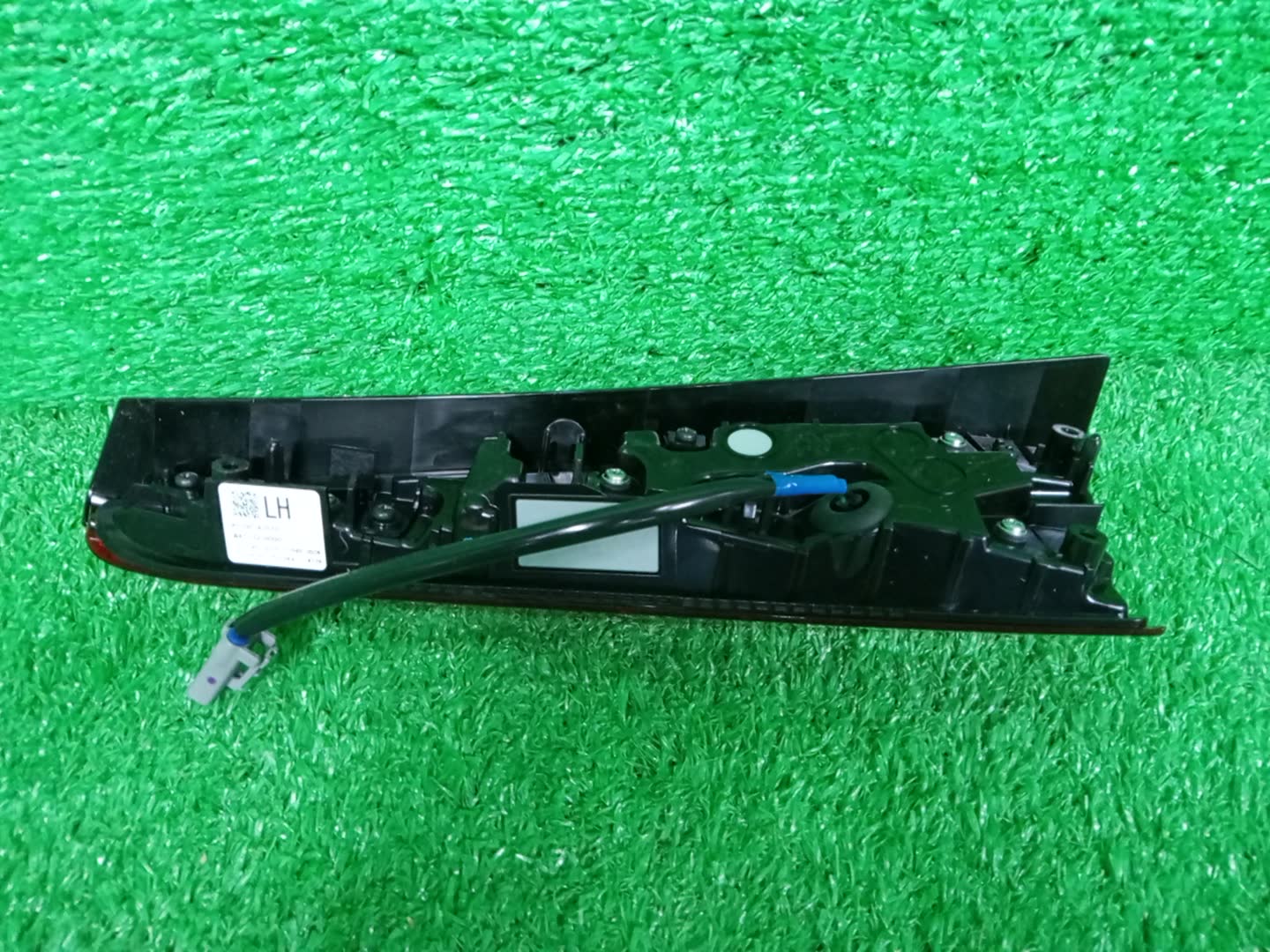 Вставка между стопов левая задняя TOYOTA PRIUS ZVW50, ZVW51, ZVW55 81590-47070 3 ракурс