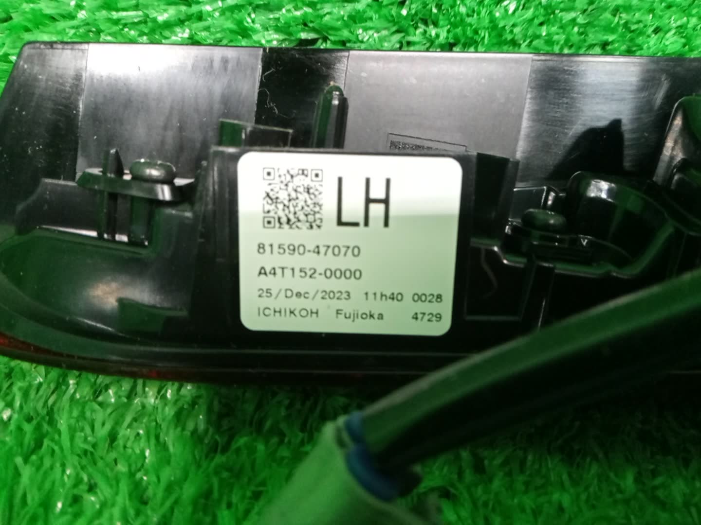 Вставка между стопов левая задняя TOYOTA PRIUS ZVW50, ZVW51, ZVW55 81590-47070 4 ракурс