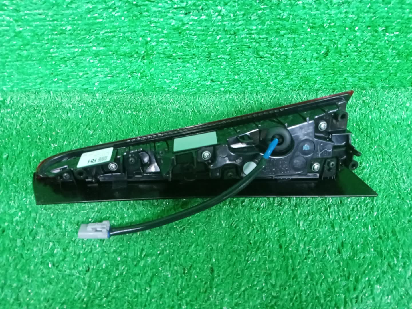 Вставка между стопов правая задняя TOYOTA PRIUS ZVW50, ZVW51, ZVW55 81580-47070 2 ракурс