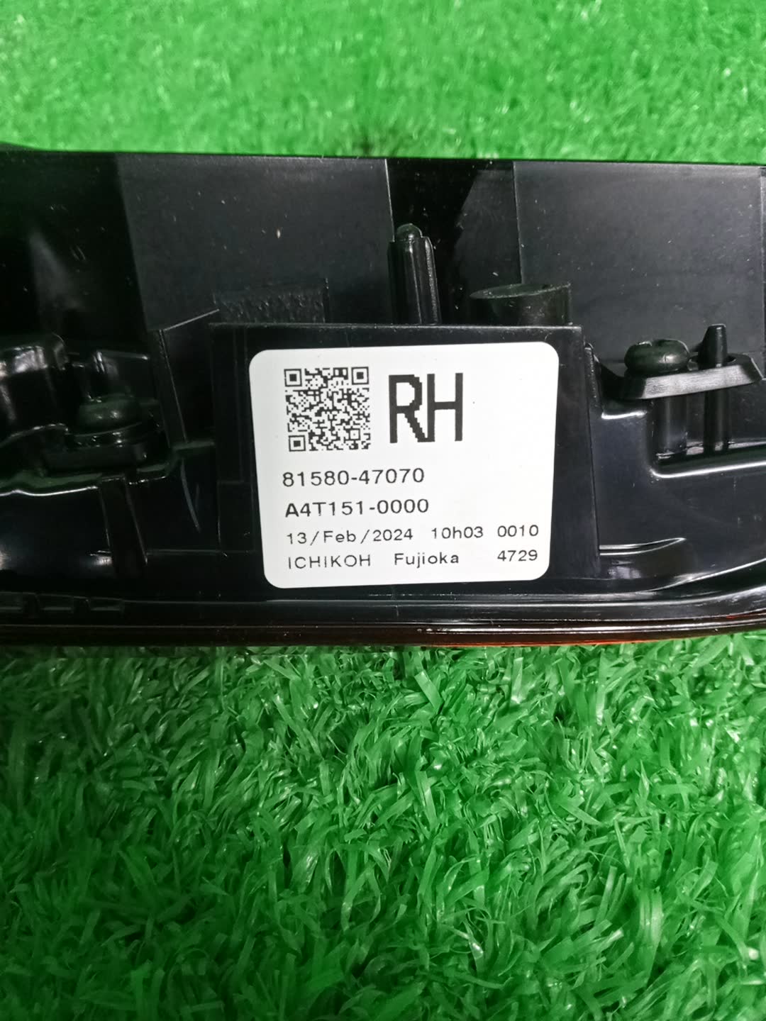 Вставка между стопов правая задняя TOYOTA PRIUS ZVW50, ZVW51, ZVW55 81580-47070 3 ракурс