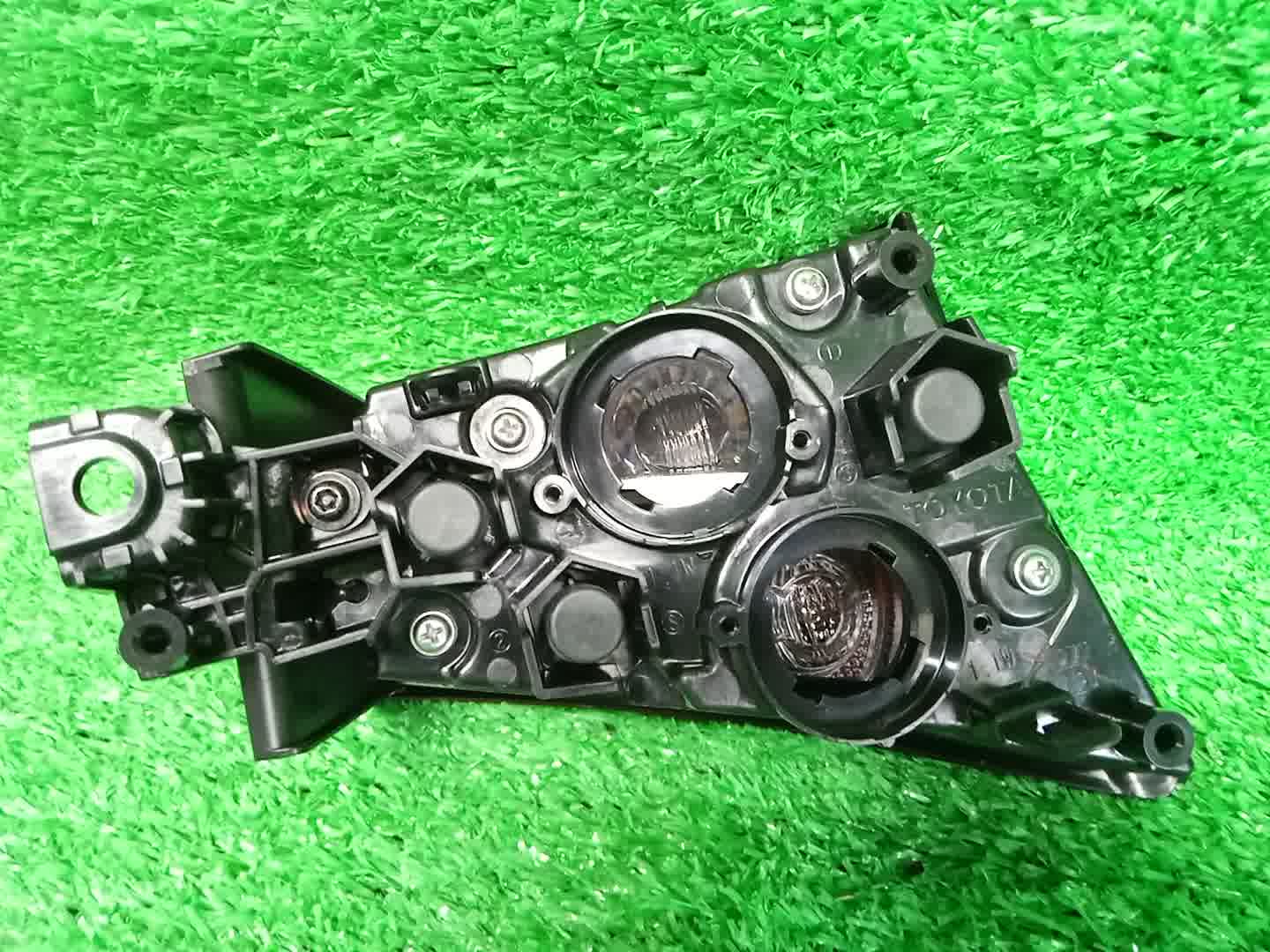 Вставка между стопов левая задняя TOYOTA PRIUS ZVW50, ZVW51, ZVW55 81456-47020 2 ракурс