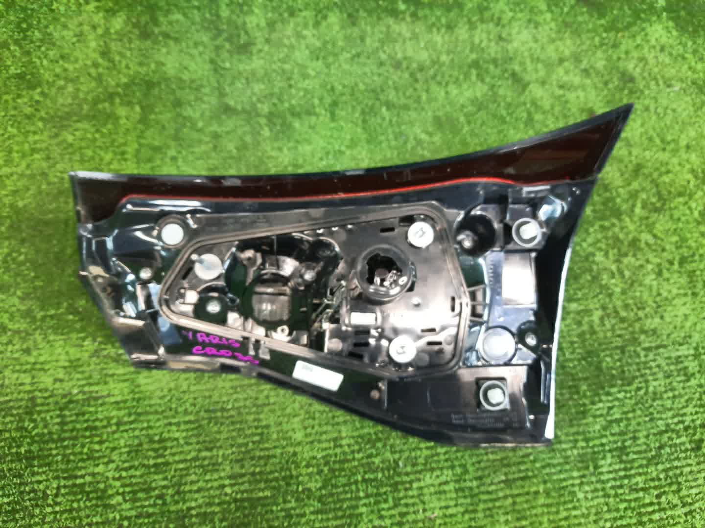 Вставка между стопов левая задняя TOYOTA YARIS MXPH10, MXPH15, KSP210, MXPA10, MXPA15 2 ракурс