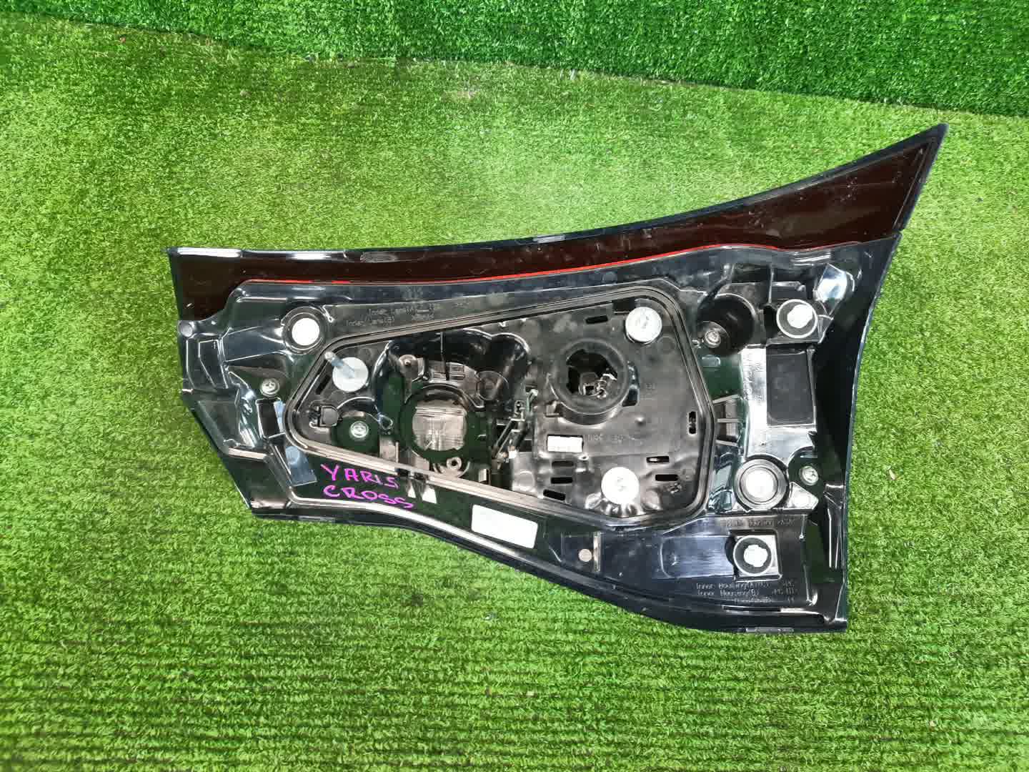 Вставка между стопов левая задняя TOYOTA YARIS MXPH10, MXPH15, KSP210, MXPA10, MXPA15 3 ракурс