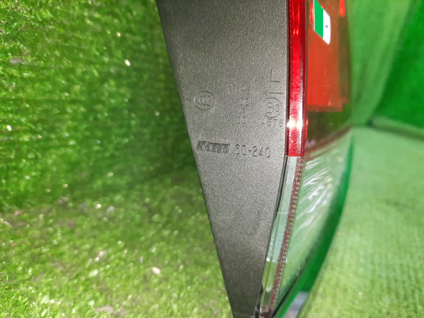 Вставка между стопов левая TOYOTA LAND CRUISER VDJ200 81591-60371 3 ракурс