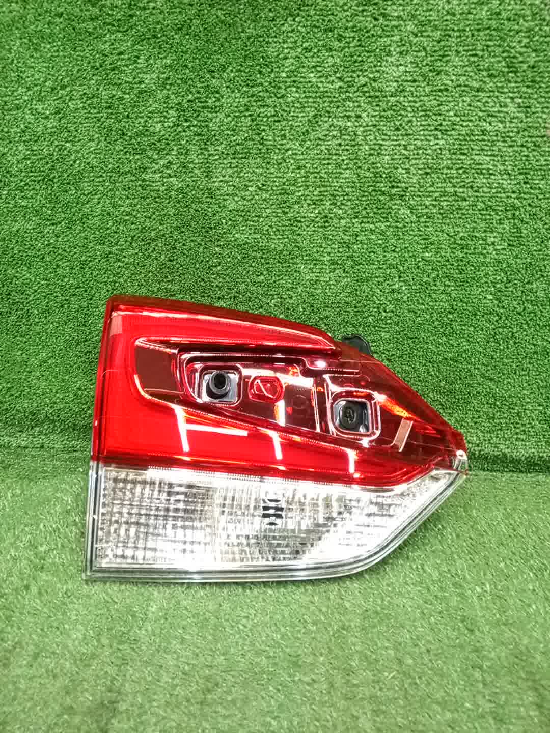 Вставка между стопов левая SUBARU FORESTER SKE 84912SJ090 3 ракурс Вставка между стопов левая SUBARU FORESTER SKE 84912SJ090 3 ракурс