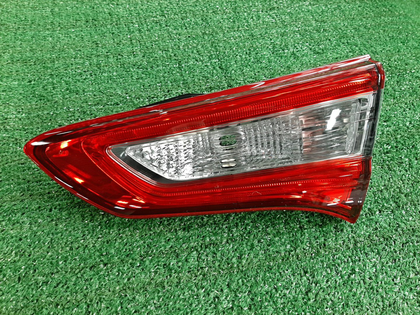 Вставка между стопов правая задняя TOYOTA VITZ NSP130 81581-52361 1 ракурс