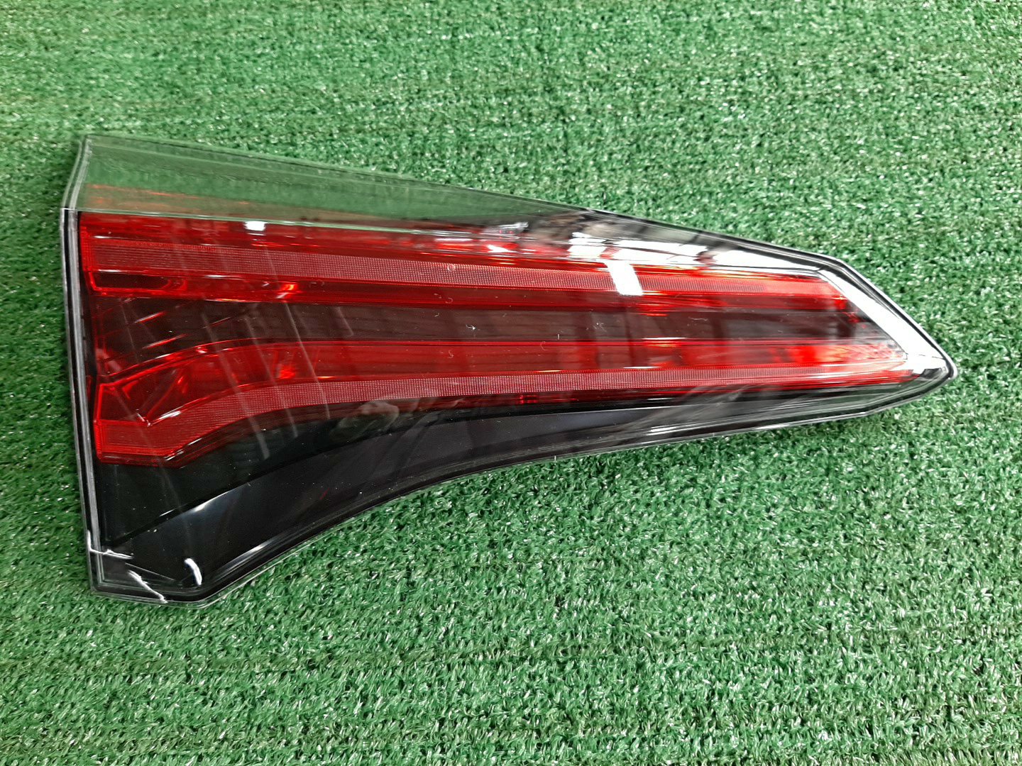 Вставка между стопов левая TOYOTA RAV4 ASA42 81590-42032 1 ракурс