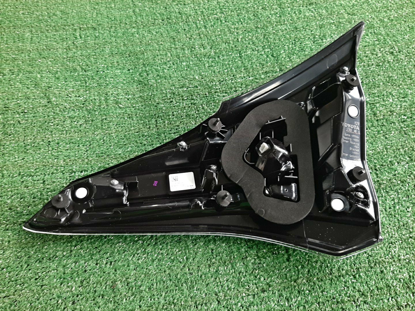 Вставка между стопов левая TOYOTA RAV4 ASA42 81590-42032 2 ракурс