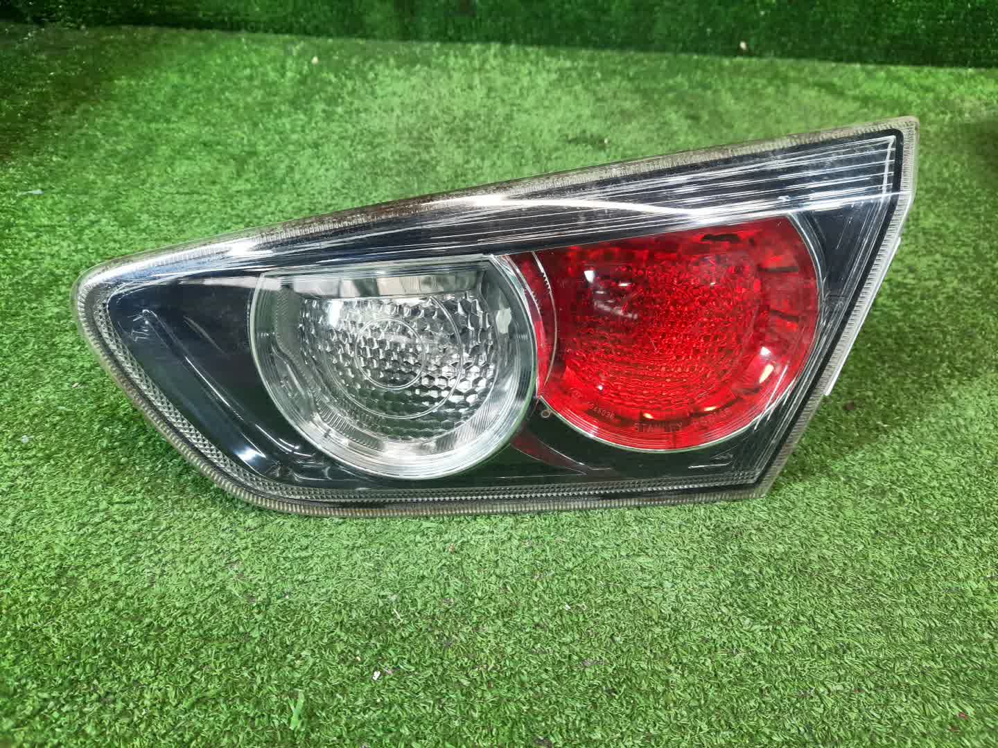 Вставка между стопов правая задняя MITSUBISHI GALANT FORTIS CY4A 1 ракурс Вставка между стопов правая задняя MITSUBISHI GALANT FORTIS CY4A 1 ракурс