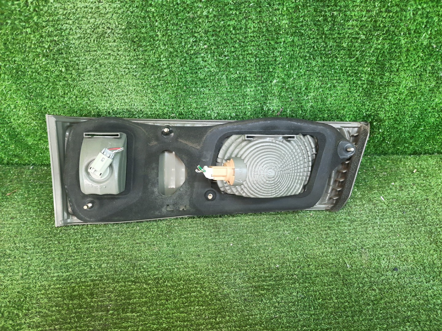 Вставка между стопов левая задняя TOYOTA CAMRY GRACIA SXV20W 2 ракурс