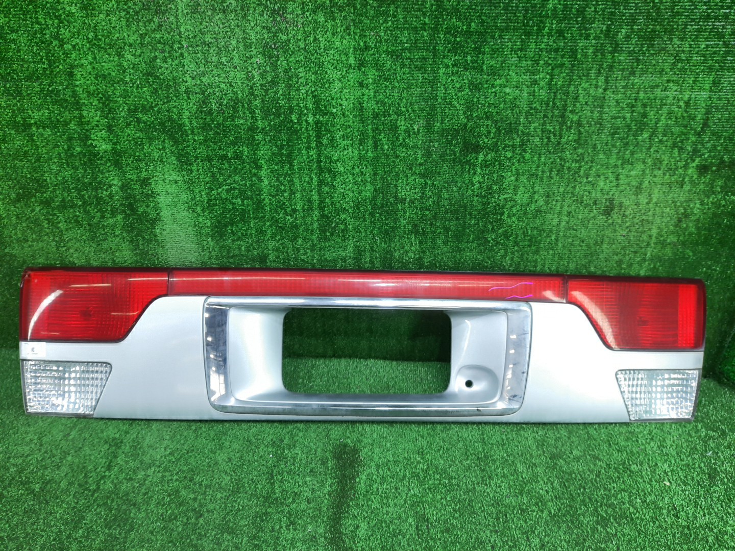 Вставка между стопов задняя MAZDA BONGO FRIENDEE SGLR 1 ракурс