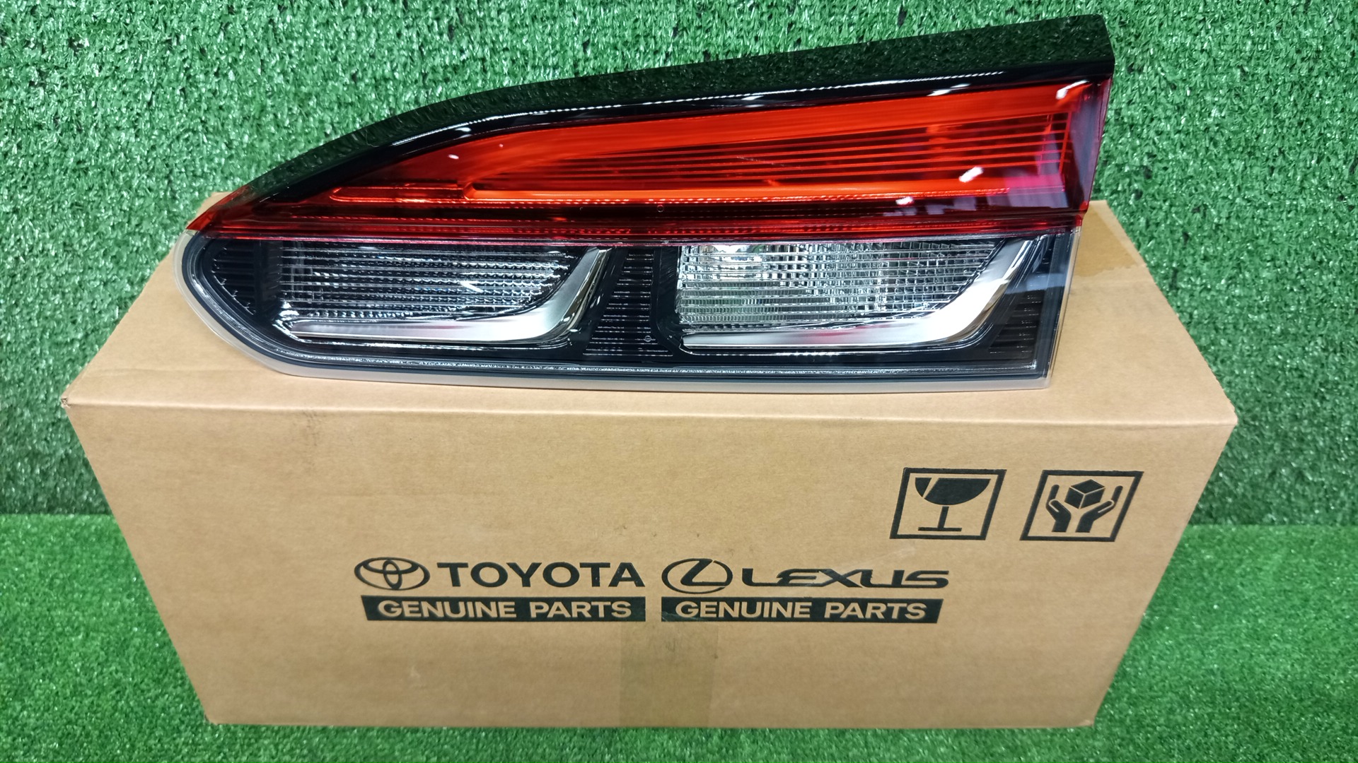 Вставка между стопов правая задняя TOYOTA COROLLA CROSS ZSG10 81581-16030 1 ракурс