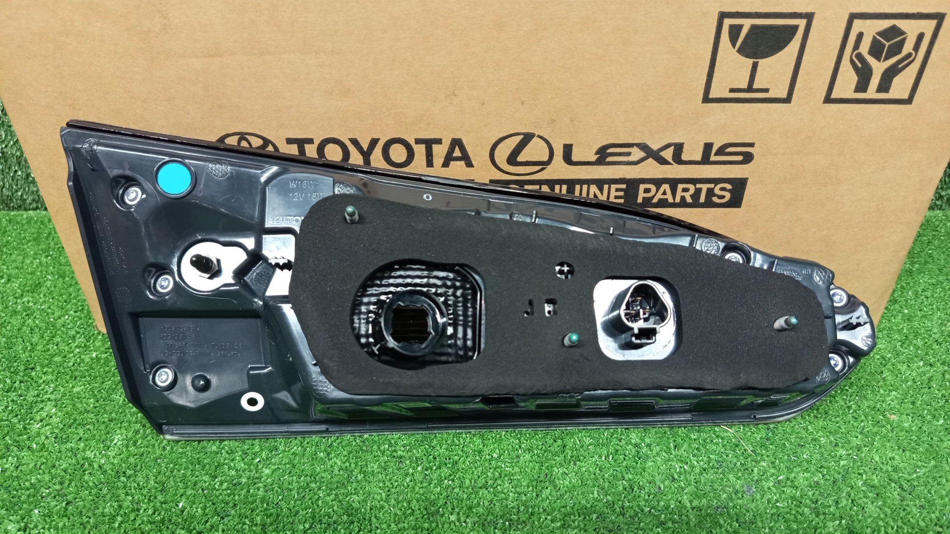 Вставка между стопов правая задняя TOYOTA COROLLA CROSS ZSG10 81581-16030 2 ракурс