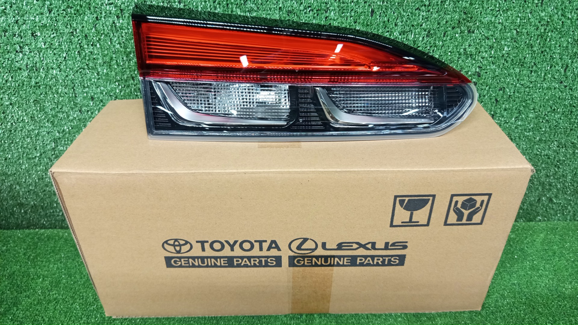 Вставка между стопов левая задняя TOYOTA COROLLA CROSS ZSG10 81591-16030 1 ракурс
