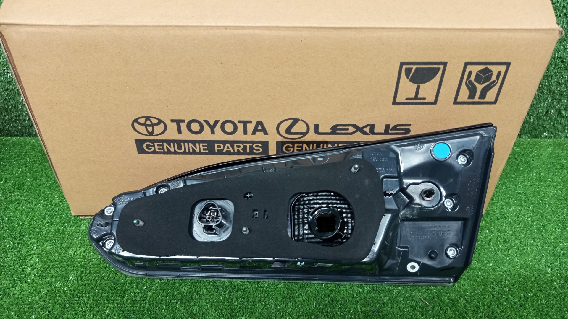 Вставка между стопов левая задняя TOYOTA COROLLA CROSS ZSG10 81591-16030 2 ракурс