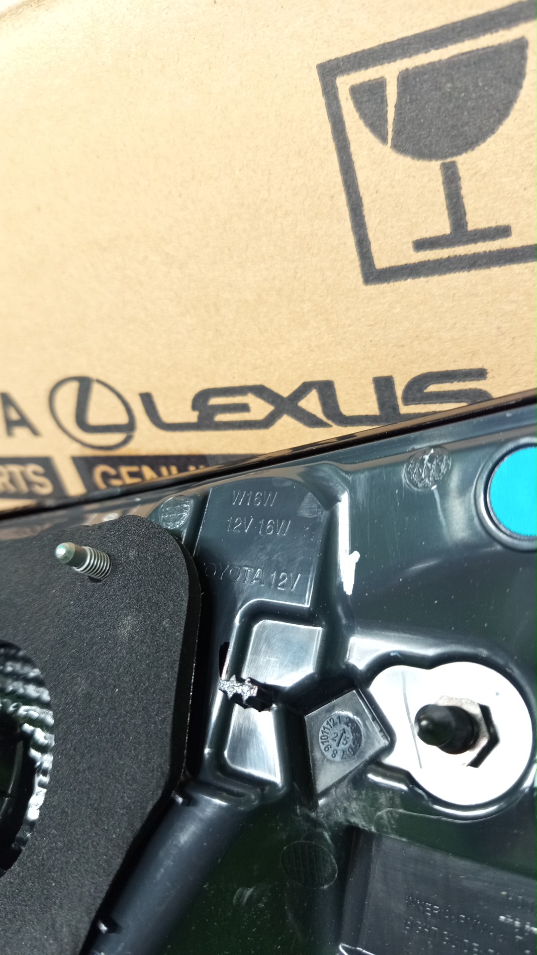 Вставка между стопов левая задняя TOYOTA COROLLA CROSS ZSG10 81591-16030 3 ракурс