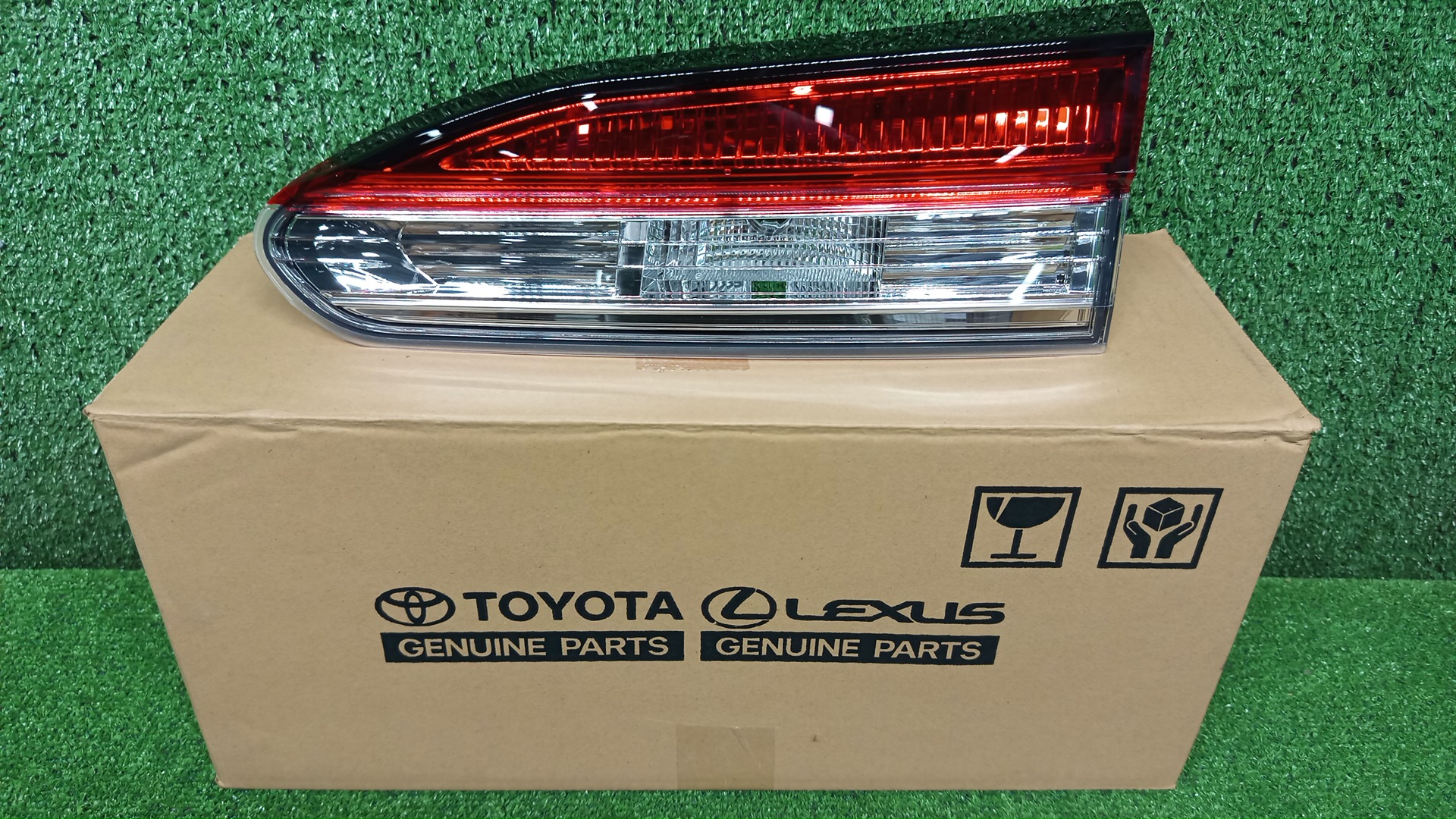 Вставка между стопов правая задняя TOYOTA COROLLA CROSS ZSG10 81581-16010 1 ракурс