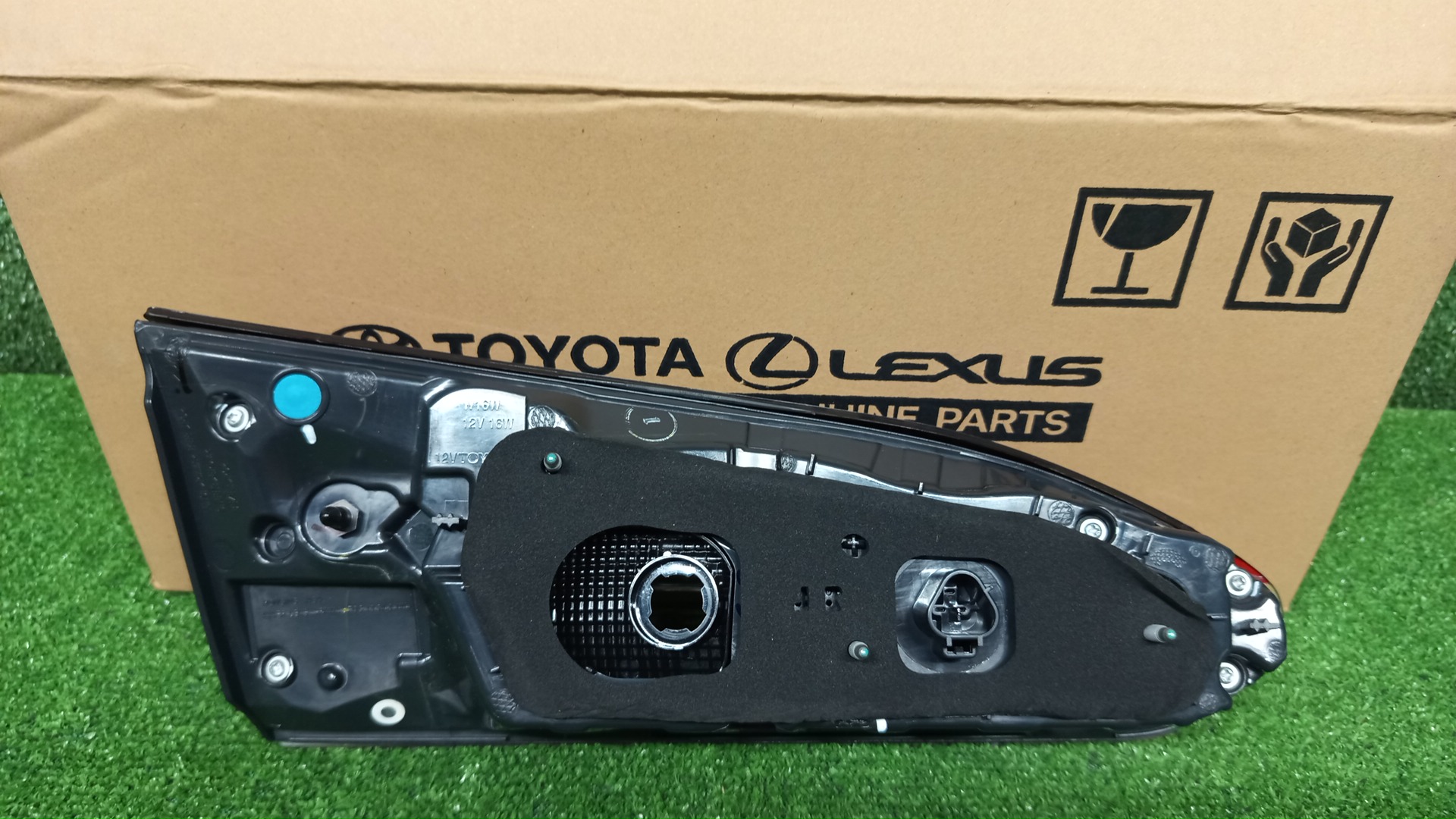 Вставка между стопов правая задняя TOYOTA COROLLA CROSS ZSG10 81581-16010 2 ракурс