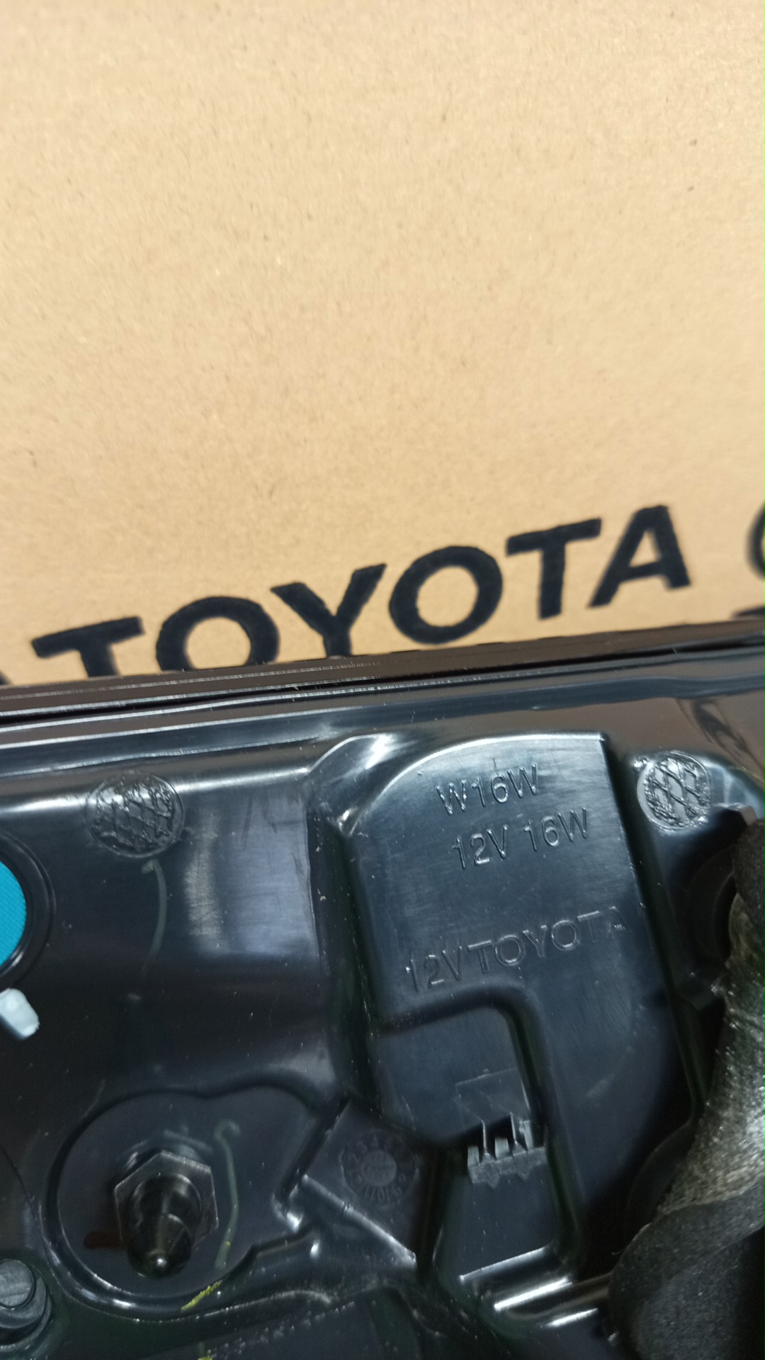 Вставка между стопов правая задняя TOYOTA COROLLA CROSS ZSG10 81581-16010 3 ракурс