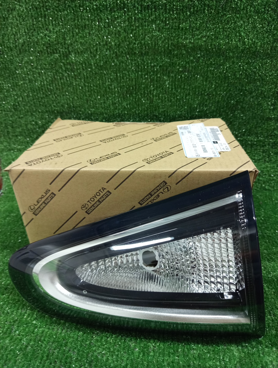 Вставка между стопов правая задняя TOYOTA SIENTA NHP170G 81581-52380 1 ракурс