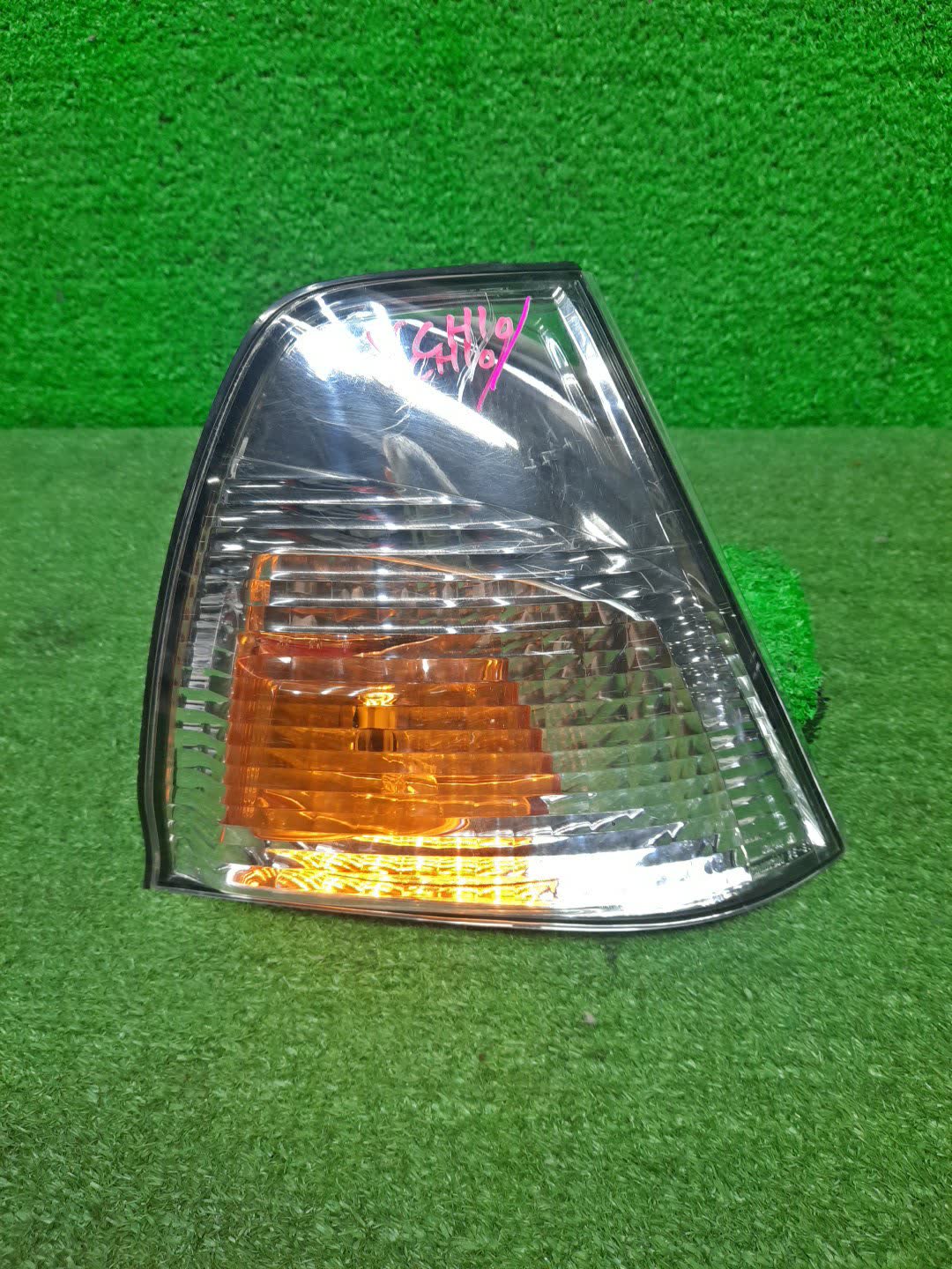 Габарит правый передний TOYOTA GRAND HIACE VCH10W, KCH10W, VCH16W, KCH16W, KCH11W 1 ракурс Габарит правый передний TOYOTA GRAND HIACE VCH10W, KCH10W, VCH16W, KCH16W, KCH11W 1 ракурс
