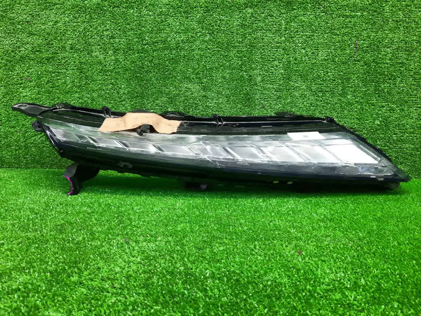Габарит правый передний MITSUBISHI ECLIPSE CROSS GL3W 1 ракурс Габарит правый передний MITSUBISHI ECLIPSE CROSS GL3W 1 ракурс