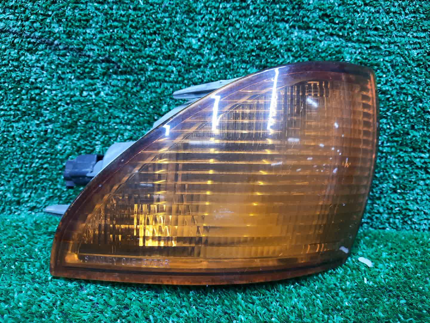 Габарит правый передний MITSUBISHI DIAMANTE F25A, F12A, F13A, F15A, F17A, F27A, F11A, GL3W 1 ракурс Габарит правый передний MITSUBISHI DIAMANTE F25A, F12A, F13A, F15A, F17A, F27A, F11A, GL3W 1 ракурс
