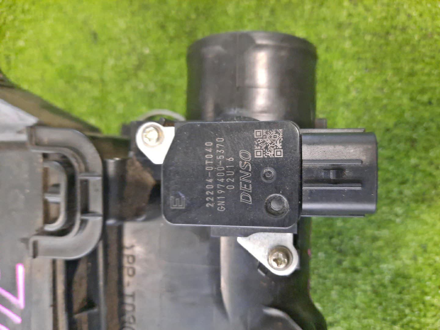 Корпус воздушного фильтра TOYOTA VITZ NHP130 1NZ-FXE 22204-0T040 2 ракурс