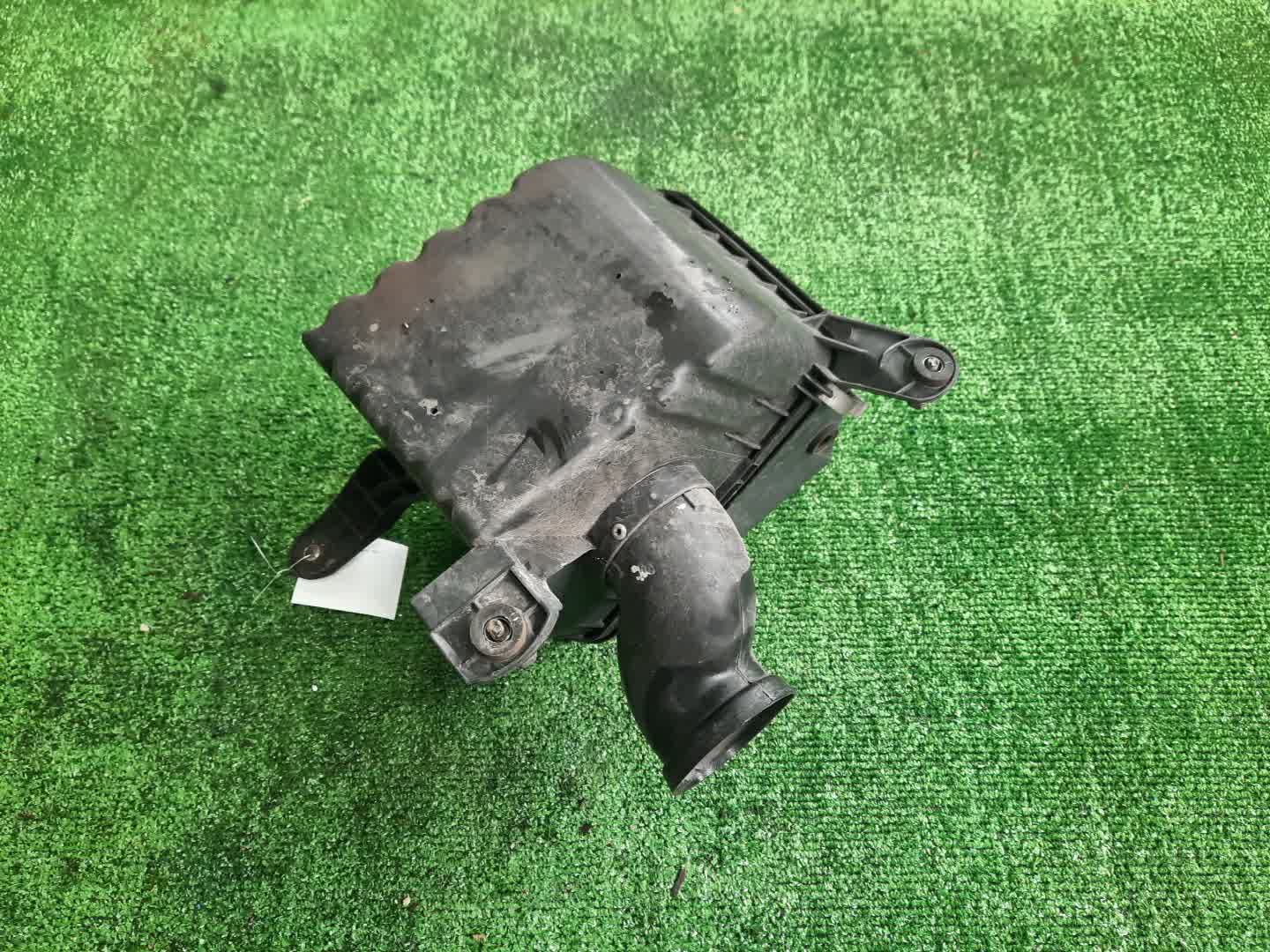 Корпус воздушного фильтра TOYOTA LAND CRUISER PRADO RZJ95W 3RZ-FE 789 2 ракурс